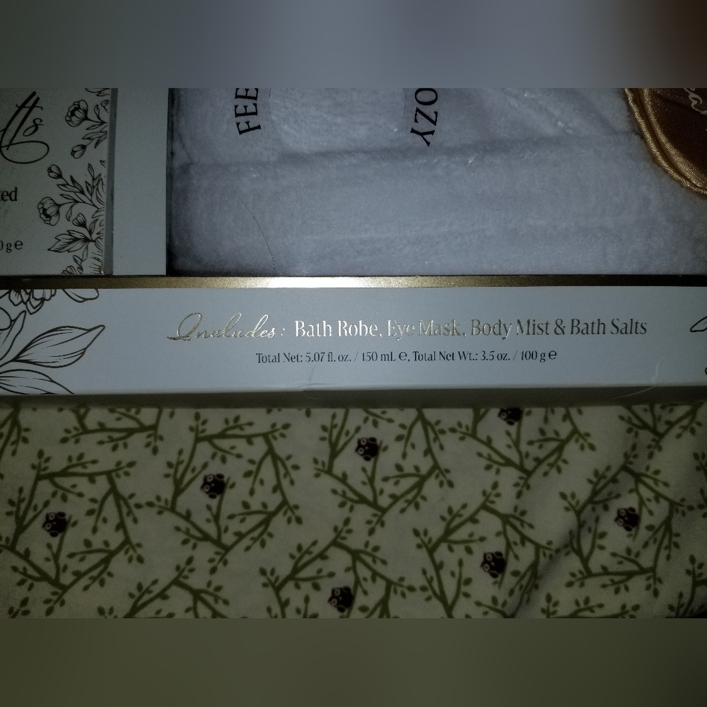 Spa Luxuries Boxed Bath Collection White Robe Gold Eye Sleep Mask Mist Giftbox - Picture 4 of 4